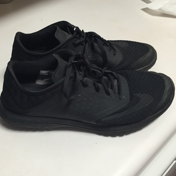 solid black tennis shoes womens